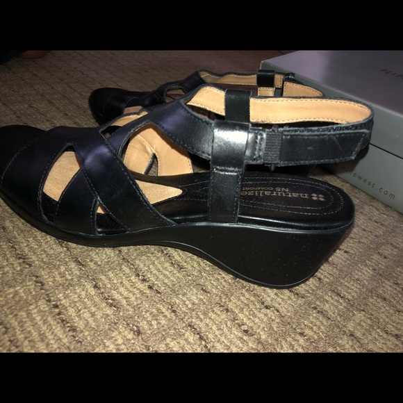 Black short heels - Picture 5 of 6